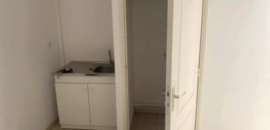 A louer un local commercial de 30m2 proche des commerces à la Rivière Saint Louis