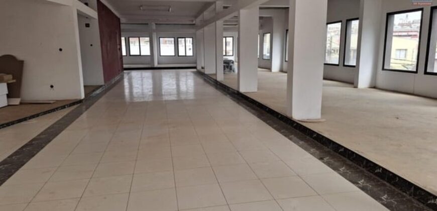 A louer : locaux commerciaux de 12 m² au 1er étage, en bord de route à Andravoahangy