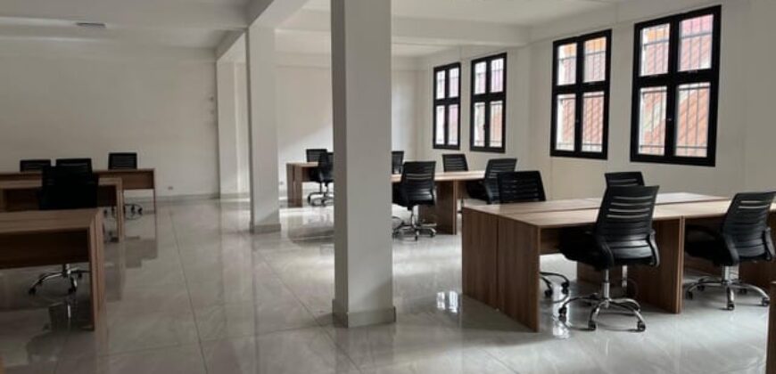 A louer local professionnel sécurisé de 120 m² avec parking à Antanimena