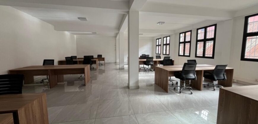 A louer local professionnel sécurisé de 120 m² avec parking à Antanimena