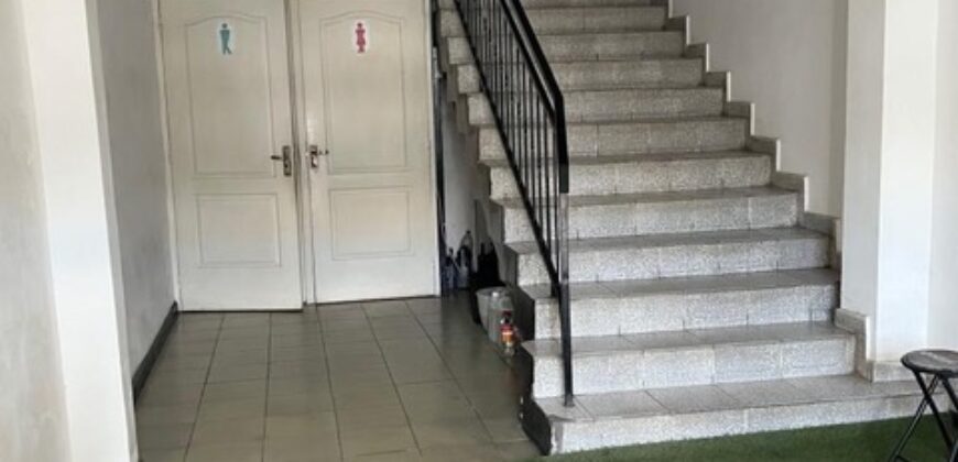 A louer local professionnel sécurisé de 120 m² avec parking à Antanimena