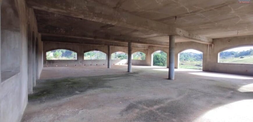 A vendre complexe hôtelier spacieux à finaliser sur un terrain de 4 050 m² situé à Faravohitra Avaratra