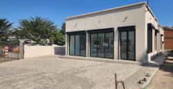 A louer local professionnel neuf de standing de 230 m2 avec parking spacieux situé entre Andranomena et Ambohibao.