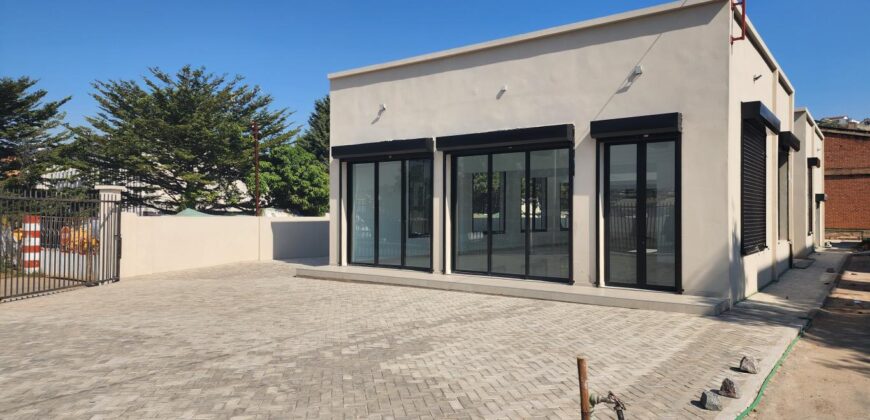 A louer local professionnel neuf de standing de 230 m2 avec parking spacieux situé entre Andranomena et Ambohibao.