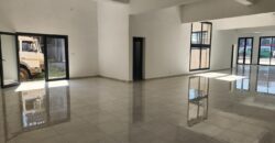 A louer local professionnel neuf de standing de 230 m2 avec parking spacieux situé entre Andranomena et Ambohibao.