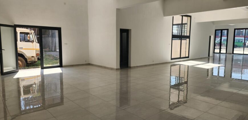 A louer local professionnel neuf de standing de 230 m2 avec parking spacieux situé entre Andranomena et Ambohibao.
