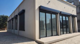 A louer local professionnel neuf de standing de 230 m2 avec parking spacieux situé entre Andranomena et Ambohibao.
