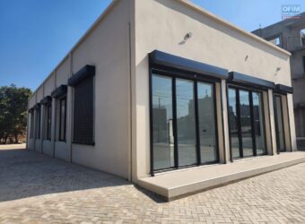 A louer local professionnel neuf de standing de 230 m2 avec parking spacieux situé entre Andranomena et Ambohibao.