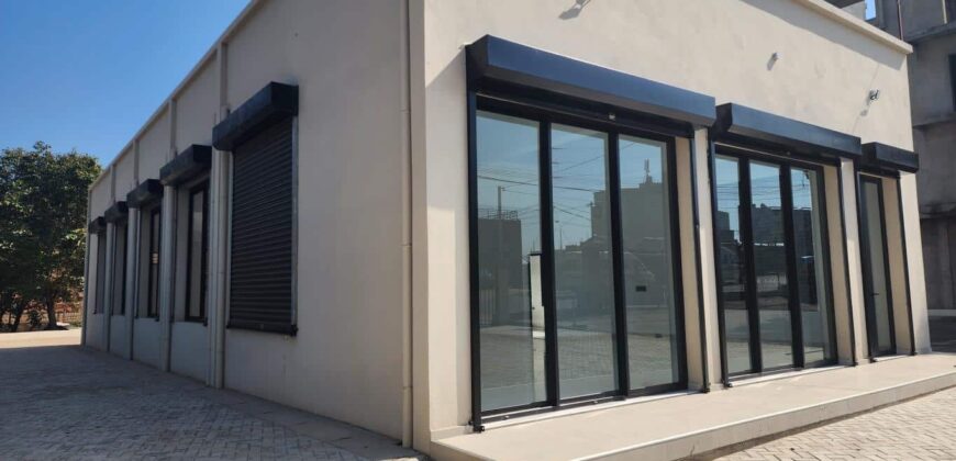 A louer local professionnel neuf de standing de 230 m2 avec parking spacieux situé entre Andranomena et Ambohibao.