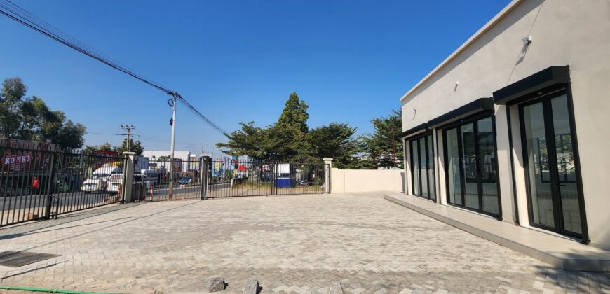 A louer local professionnel neuf de standing de 230 m2 avec parking spacieux situé entre Andranomena et Ambohibao.