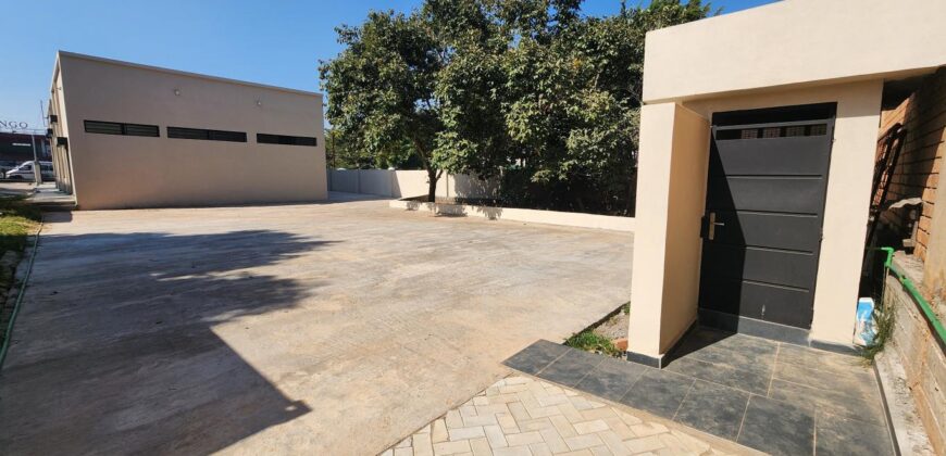 A louer local professionnel neuf de standing de 230 m2 avec parking spacieux situé entre Andranomena et Ambohibao.