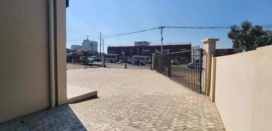 A louer local professionnel neuf de standing de 230 m2 avec parking spacieux situé entre Andranomena et Ambohibao.
