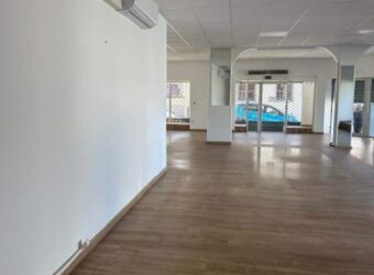 A louer un local commercial/professionnel de 175 m2 situé en plein centre-ville de Saint Pierre