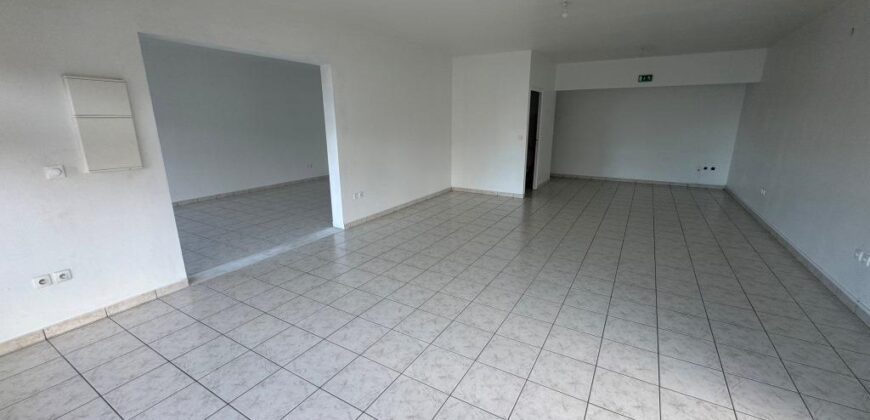 A louer un local commercial ou professionnel de 83 m2 situé dans un quartier dynamique au Tampon 14 ème