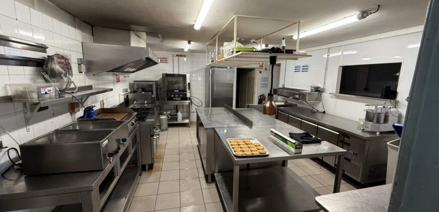 À vendre restaurant traditionnel avec murs et fonds situé en plein cœur de la ville du Port