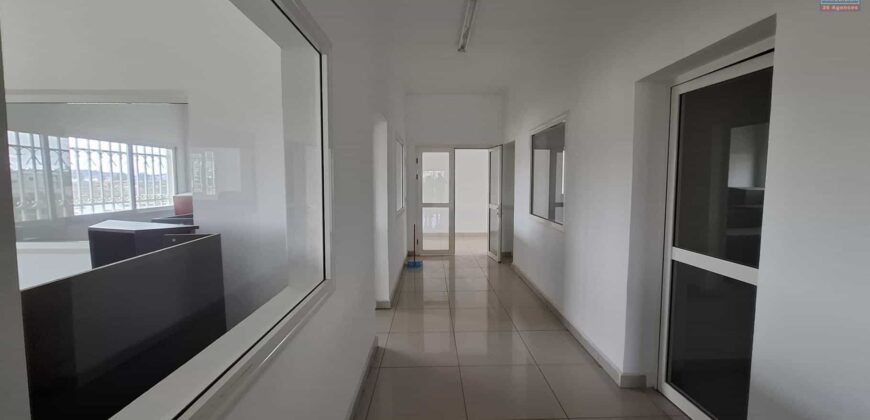 A louer deux bureaux de 150,80 m² chacun situés au 3e étage d’un immeuble professionnel à Ambolokandrina