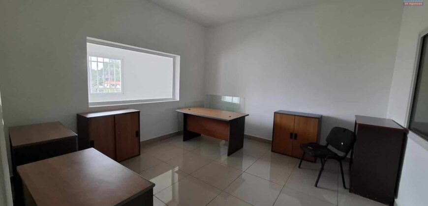 A louer deux bureaux de 150,80 m² chacun situés au 3e étage d’un immeuble professionnel à Ambolokandrina
