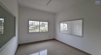 A louer deux bureaux professionnels de 105,25 m² avec parking à Ambolokandrina