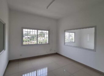 A louer deux bureaux professionnels de 105,25 m² avec parking à Ambolokandrina