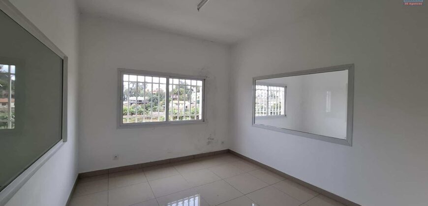 A louer deux bureaux professionnels de 105,25 m² avec parking à Ambolokandrina