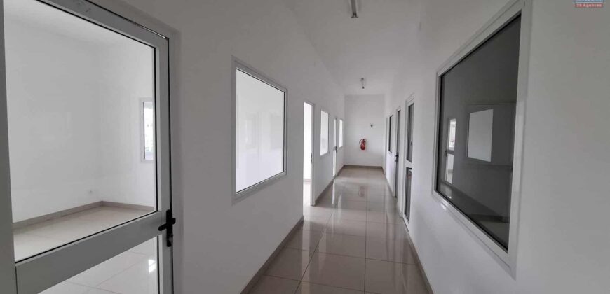 A louer deux bureaux professionnels de 105,25 m² avec parking à Ambolokandrina