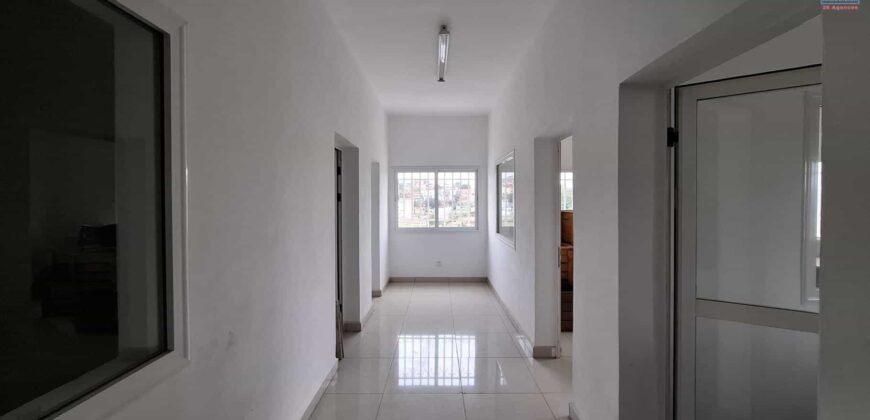 A louer deux bureaux professionnels de 105,25 m² avec parking à Ambolokandrina