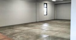 A louer un entrepôt de 225m2 avec grand parking commun à Ankorondrano