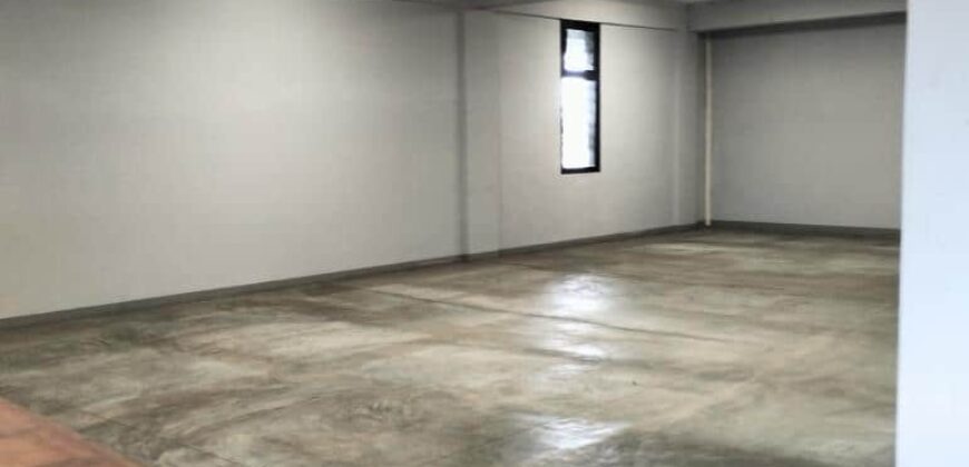 A louer un entrepôt de 225m2 avec grand parking commun à Ankorondrano