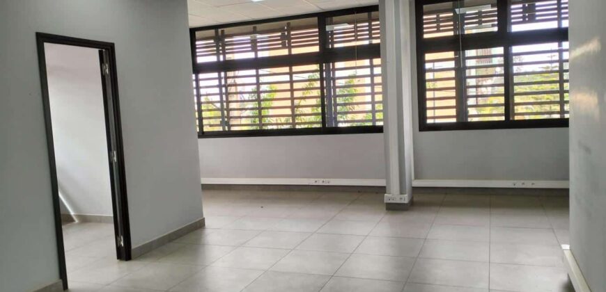 A louer un local professionnel de 508m2 avec parking à Ankorondrano