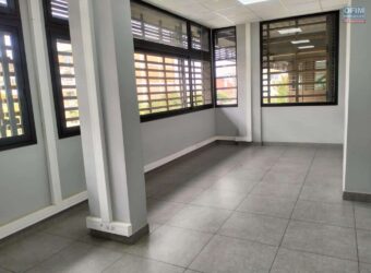 A louer un local professionnel de 508m2 avec parking à Ankorondrano