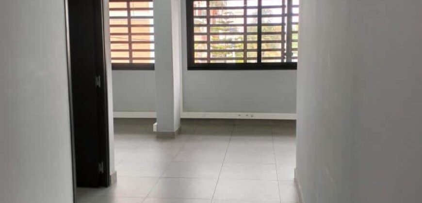 A louer un local professionnel de 508m2 avec parking à Ankorondrano