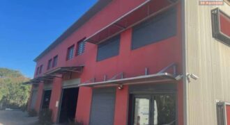 À louer entrepôt fonctionnel de 277 m2 situé dans la zone artisanale Les Sables d’or Etang salé