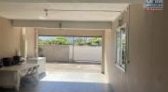 A vendre un local professionnel de 218m2 sur un vaste terrain de 395m2 situé au centre ville du Port