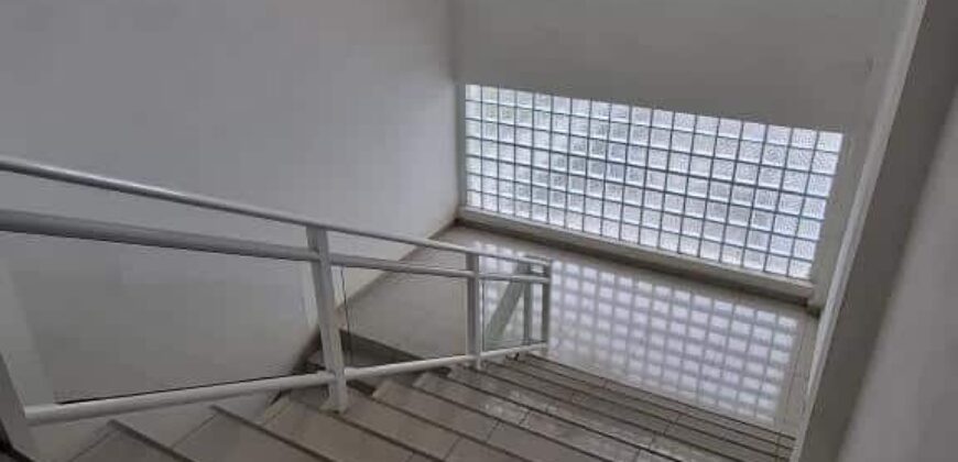 A louer deux bureaux professionnels de 105,25 m² avec parking à Ambolokandrina