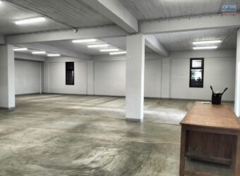 A louer un entrepôt de 225m2 avec grand parking commun à Ankorondrano