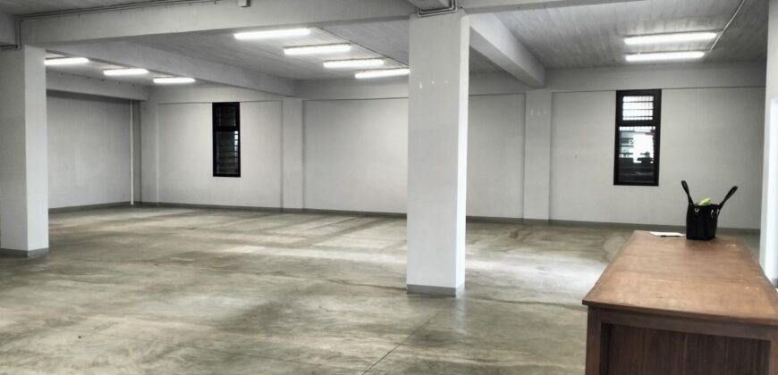 A louer un entrepôt de 225m2 avec grand parking commun à Ankorondrano
