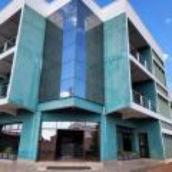 À vendre : Propriété avec dépôt de 600 m² et bureaux sur un terrain de 2 500 m² à Ambohidratrimo