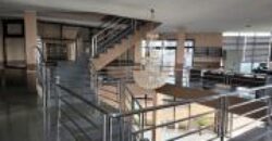 À vendre : Propriété avec dépôt de 600 m² et bureaux sur un terrain de 2 500 m² à Ambohidratrimo