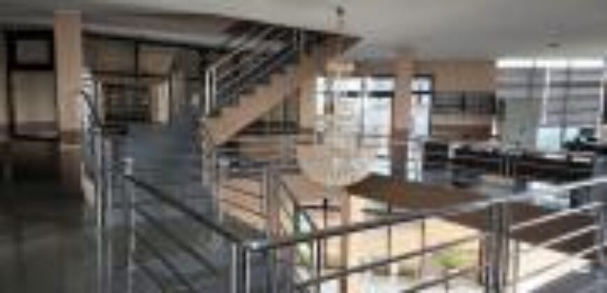 À vendre : Propriété avec dépôt de 600 m² et bureaux sur un terrain de 2 500 m² à Ambohidratrimo