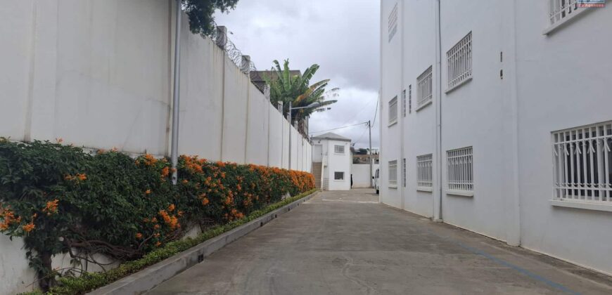 A louer deux bureaux de 150,80 m² chacun situés au 3e étage d’un immeuble professionnel à Ambolokandrina