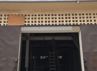 A louer un entrepôt neuf de 1000m2 sur deux niveaux dans un quartier sécurisé à Anosizato
