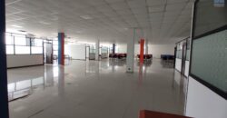 A louer un spacieux local commercial ou professionnel de 1500m2 avec parking à Anosizato