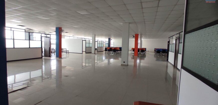 A louer un spacieux local commercial ou professionnel de 1500m2 avec parking à Anosizato