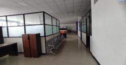 A louer un spacieux local commercial ou professionnel de 1500m2 avec parking à Anosizato