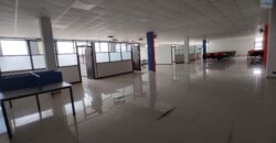 A louer un spacieux local commercial ou professionnel de 1500m2 avec parking à Anosizato