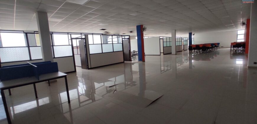 A louer un spacieux local commercial ou professionnel de 1500m2 avec parking à Anosizato
