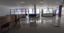A louer un spacieux local commercial ou professionnel de 1500m2 avec parking à Anosizato