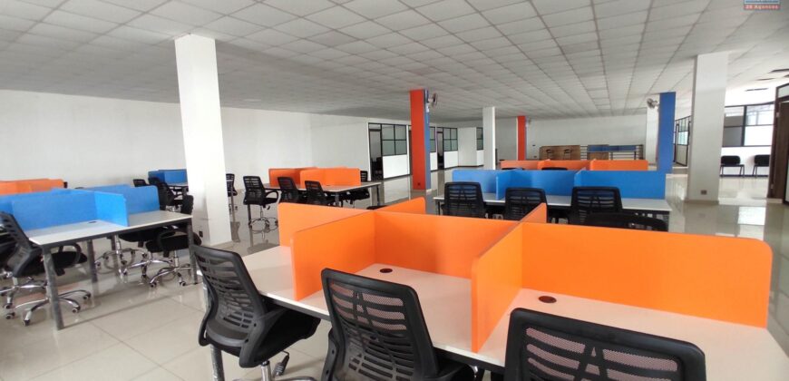 A louer un spacieux local commercial ou professionnel de 1500m2 avec parking à Anosizato