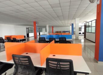 A louer un spacieux local commercial ou professionnel de 1500m2 avec parking à Anosizato