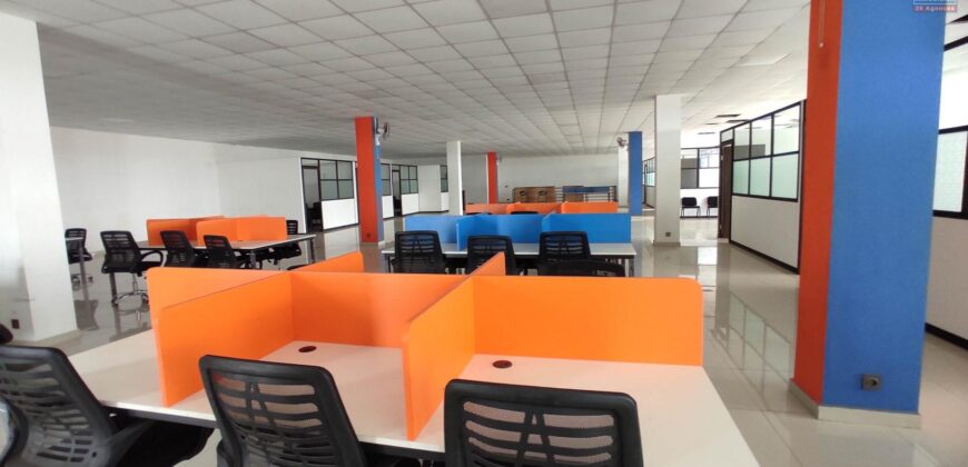 A louer un spacieux local commercial ou professionnel de 1500m2 avec parking à Anosizato